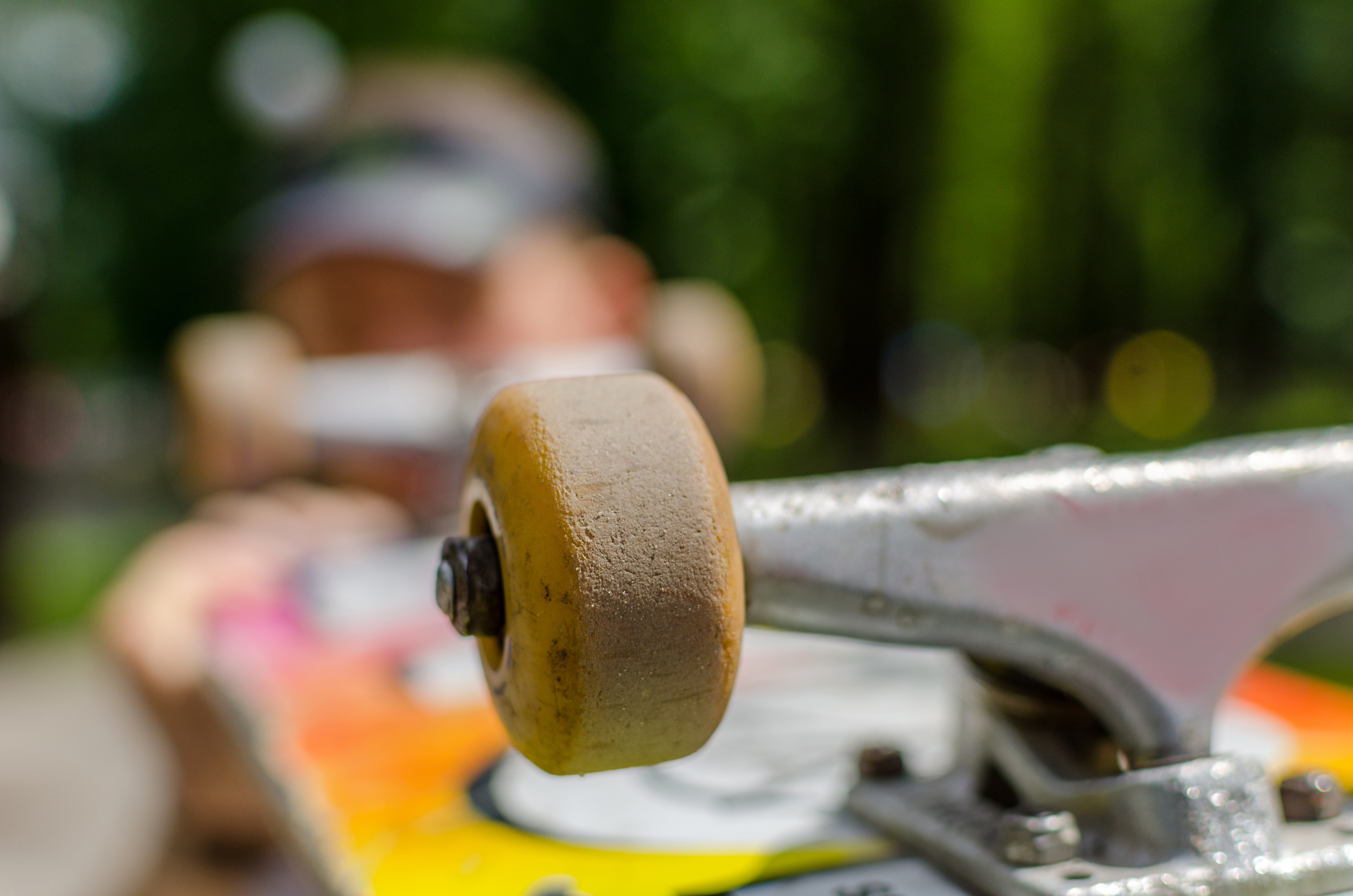 Nærbillede af hjul på et skateboard