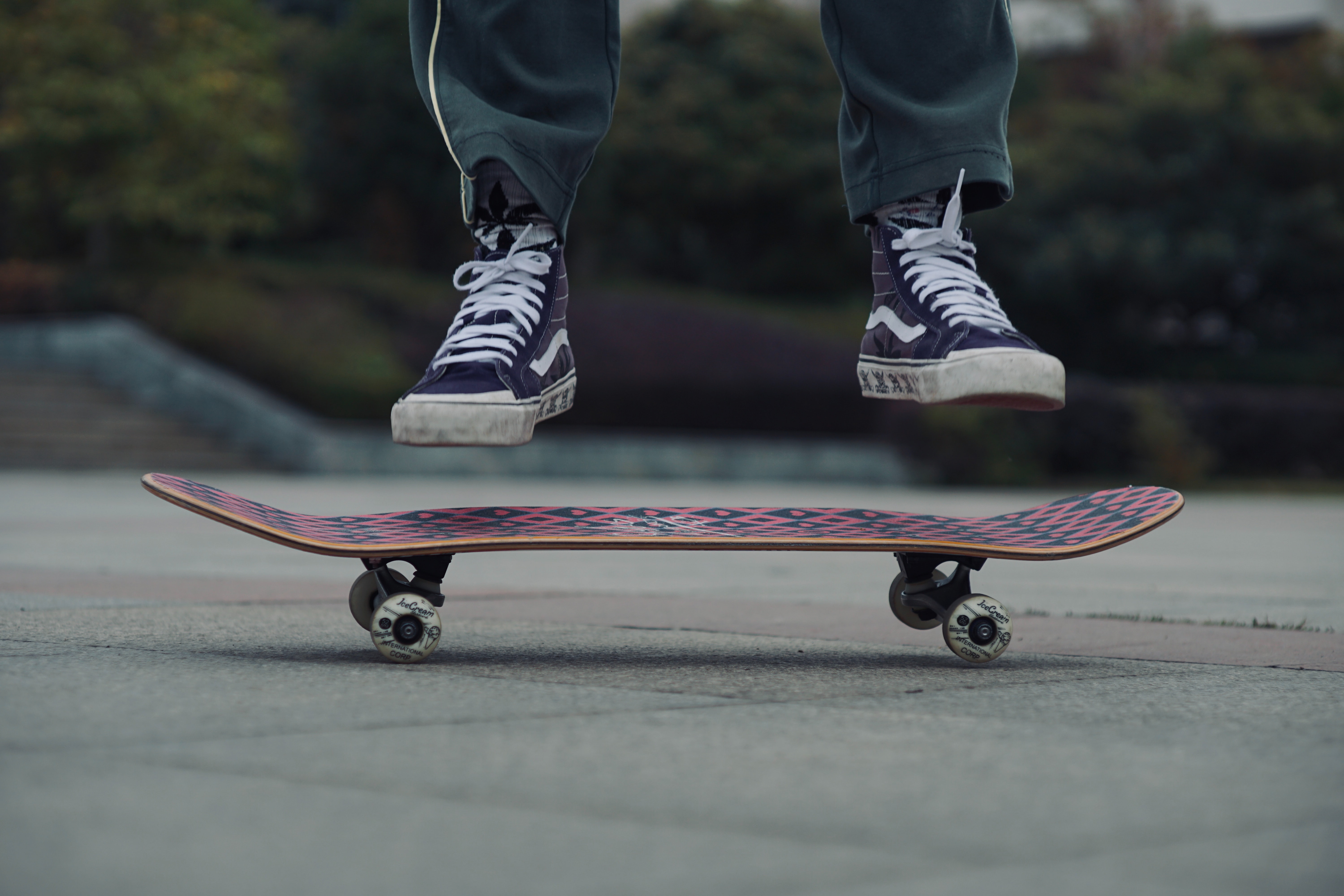 Et par fødder over et skateboard