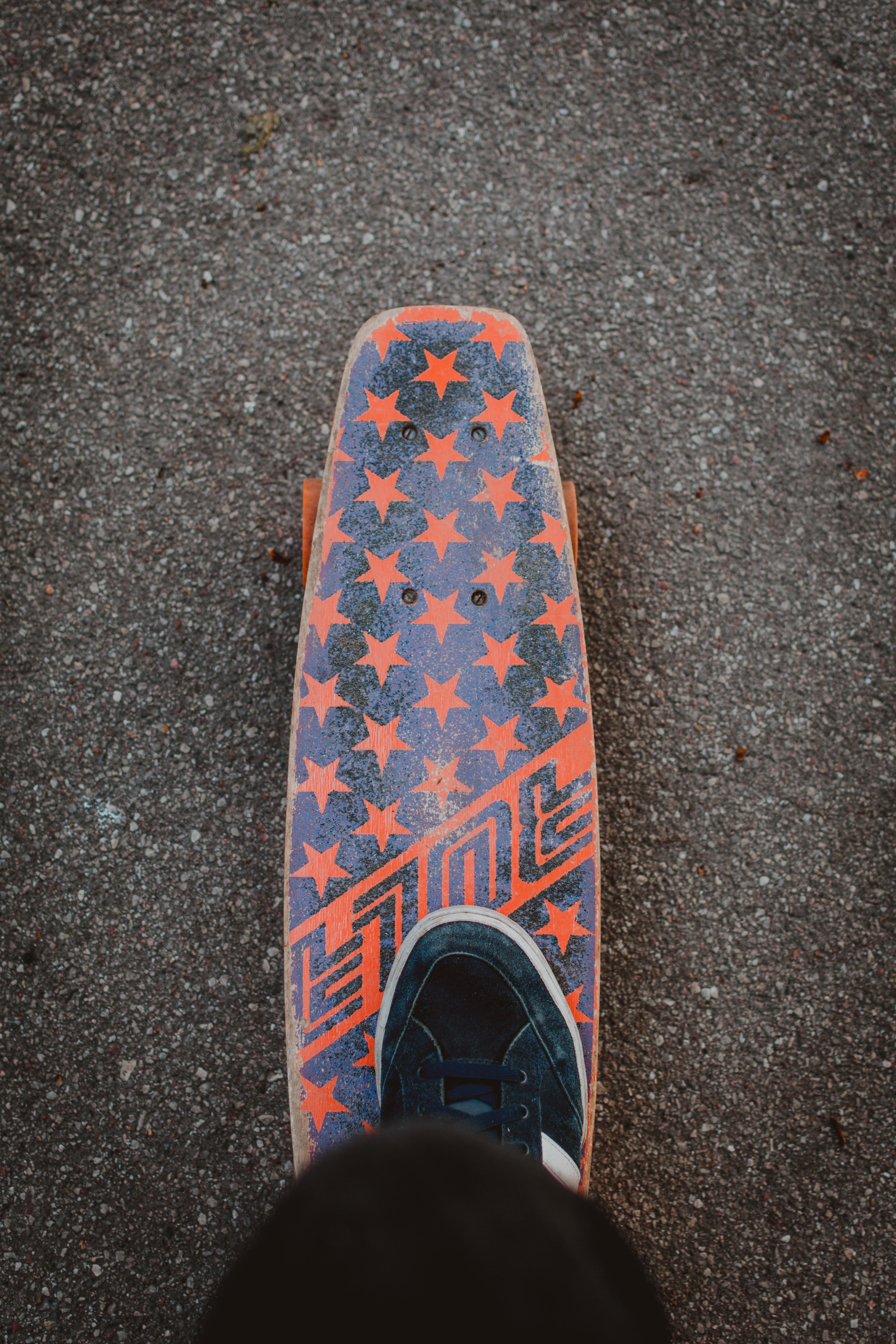 Et skateboard med stjernemønstret griptape