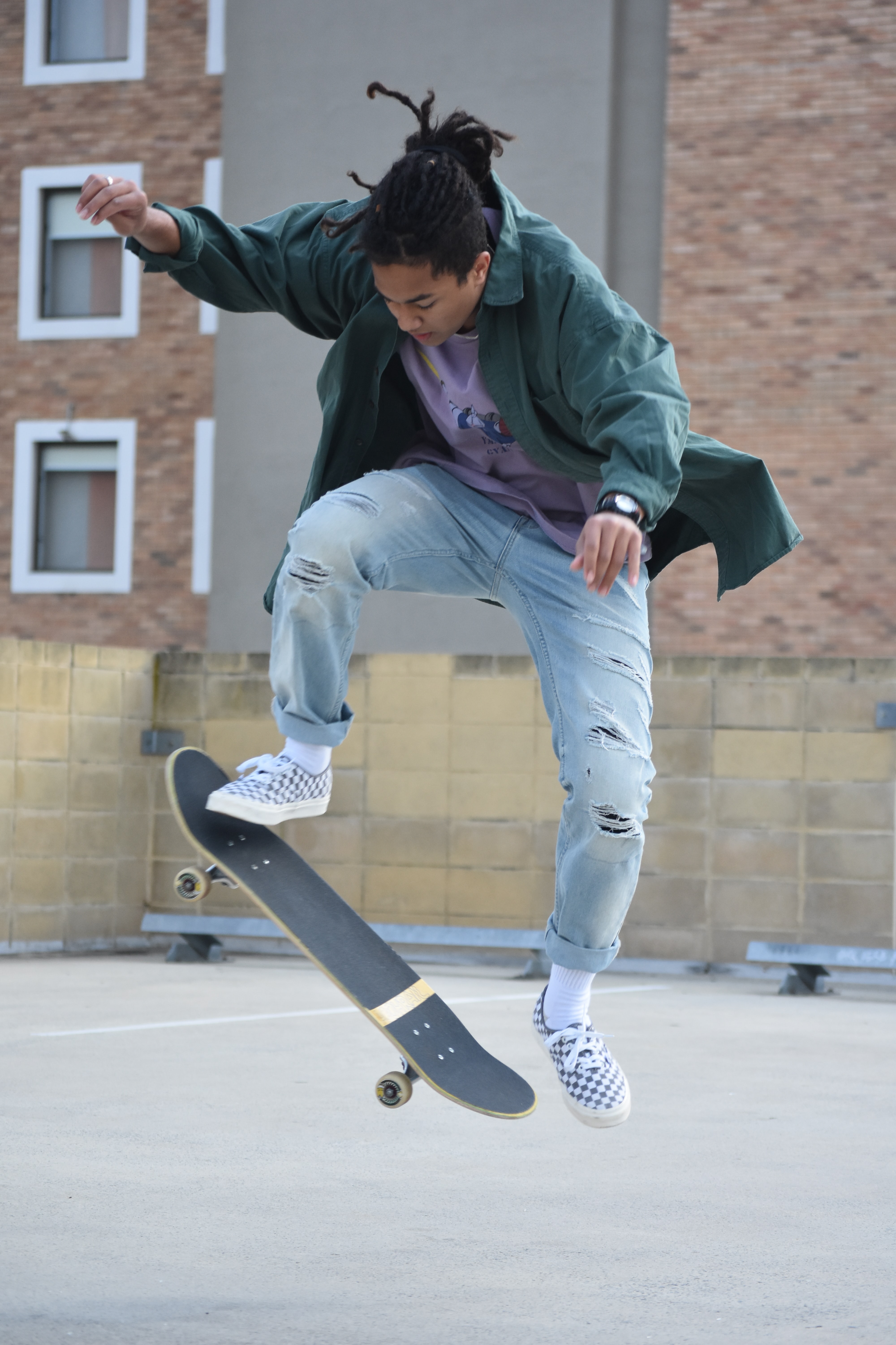 En der laver tricks på skateboard