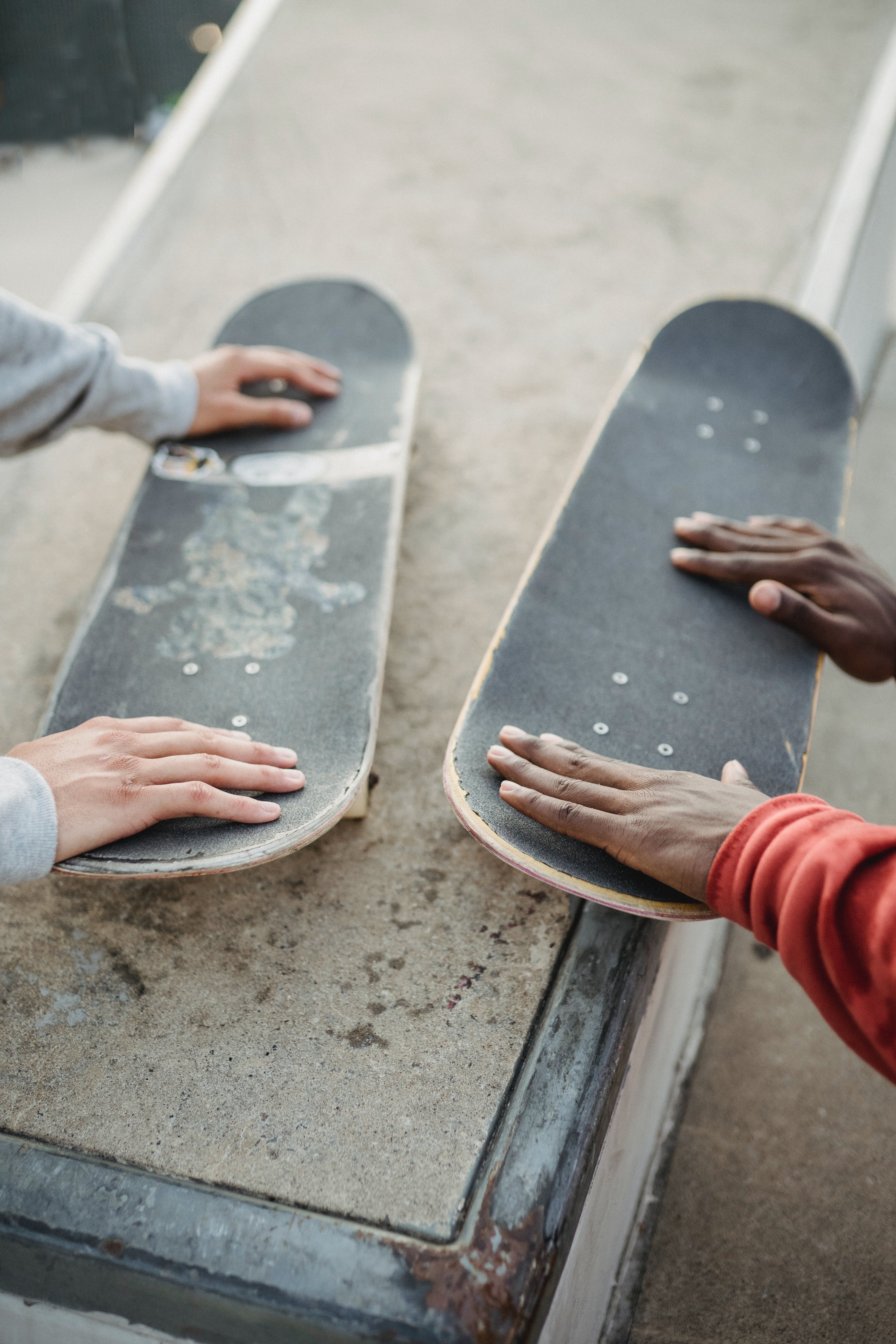 To par hænder på hvert sit skateboard