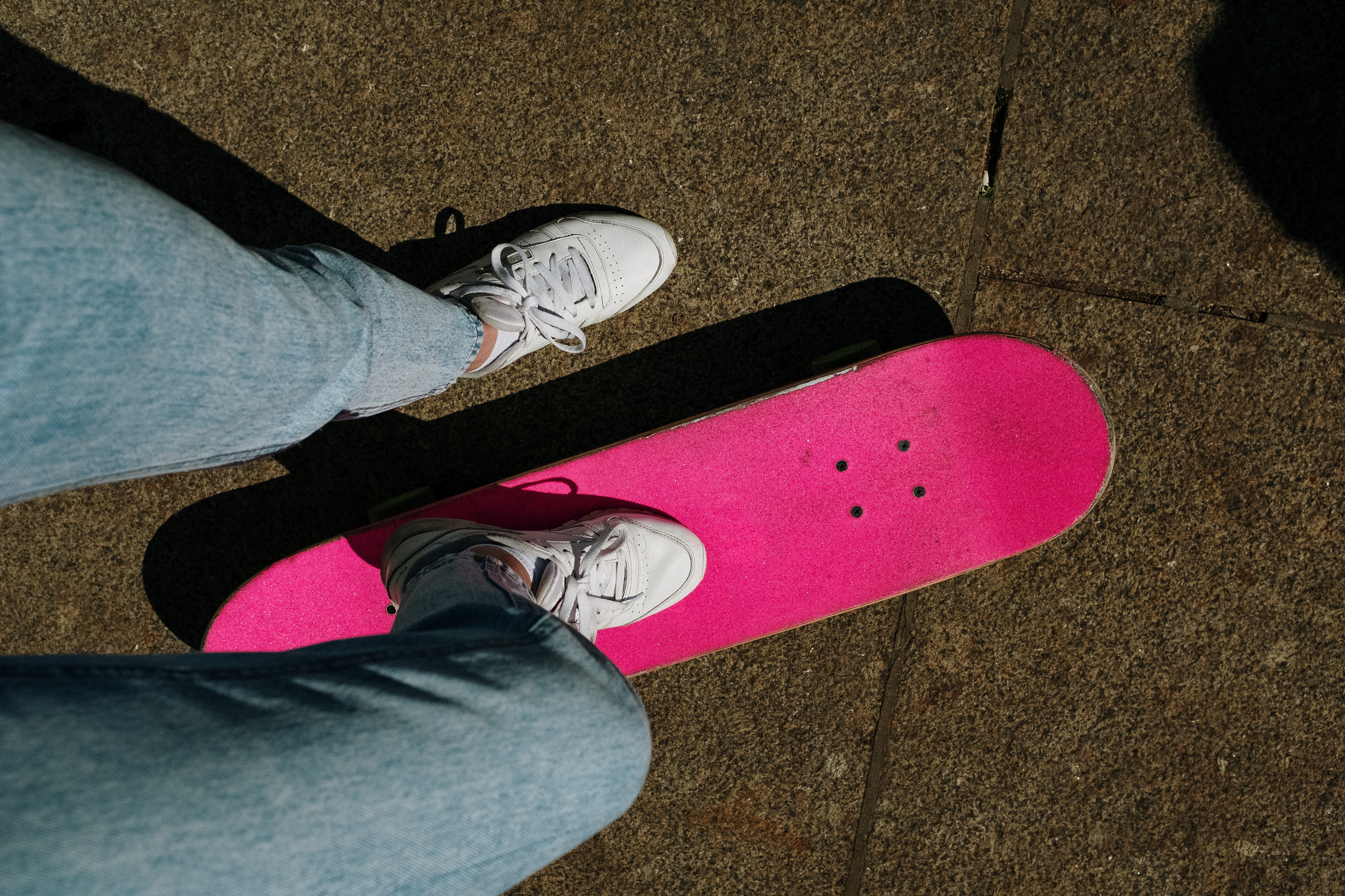 Et meget pink skateboard
